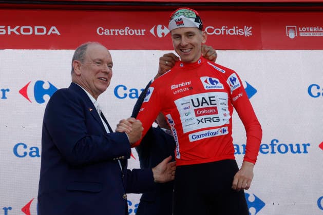 Slovene rider Tadej Pogacar (UAE Emirates) greets Monaco s Prince Albert (L) at the podium after winning Tour of Spain s first stage, a 9.4 kilometers time trial in Monaco, 22 August 2026. First stage. Time trial in Monaco (9.4 km) !ACHTUNG: NUR REDAKTIONELLE NUTZUNG!  Copyright: xJavierxLizónx GRAF3325 20260822-55021204341_1