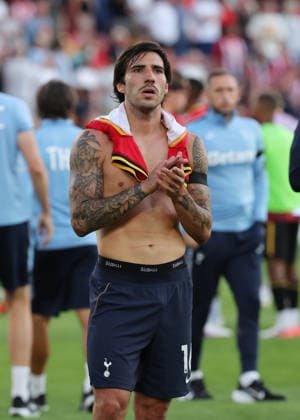 22nd August 2026; Gtech Community Stadium, Brentford, London, England; Premier League Football, Brentford versus Tottenham Hotspur; A disappointed Sandro Tonali of Tottenham Hotspur applauding the Tottenham Hotspur fans after the match JohnxPatrickxFletcher