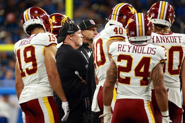 Washington Commanders vs Detroit Lions DETROIT,MICHIGAN-AUGUST 22: Washington Commanders head coach Dan Quinn stands in the huddle on the field during a play review during the first half of an NFL, American Football Herren, USA preseason football game between the Washington Commanders and the Detroit Lions in Detroit, Michigan USA, on Saturday, August 22, 2026 Detroit Michigan United States  Copyright: xAmyxLemusx originalFilename:lemus-washingt260822_np3vP.jpg