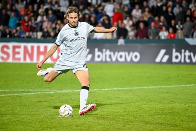 Roberts Uldrikis (Arminia Bielefeld) in Aktion, am Ball, Einzelaktion, beim letzten Elfmeter waehrend des DFB-Pokal 1 Runde Spiels zwichen SG Sonnenhof Grossaspach v Arminia Bielefeld, Wir machen Druck Arena am 22. August 2026 in Grossaspach, Deutschland. (Foto von Harry Langer DeFodi Images) +++ Roberts Uldrikis (Arminia Bielefeld) controls the Ball during the DFB-Pokal 1 Runde match between SG Sonnenhof Grossaspach v Arminia Bielefeld at Wir machen Druck Arena on August 22, 2026 in Grossaspach, Germany. (Photo by Harry Langer DeFodi Images) (Photo by Harry Langer DeFodi Images) DFB DFL REGULATIONS PROHIBIT ANY USE OF PHOTOGRAPHS AS IMAGE SEQUENCES AND OR QUASI-VIDEO. - *** Roberts Uldrikis of Arminia Bielefeld in action, on the ball, making a solo run, during the final penalty kick in the DFB Cup first-round match between SG Sonnenhof Grossaspach and Arminia Bielefeld at the Wir machen Druck Arena on August 22, 2026, in Grossaspach, Germany. Photo by Harry Langer, DeFodi Images. Roberts Uldrikis of Arminia Bielefeld controls the ball during the DFB Cup first-round match between SG Sonnenhof Grossaspach and Arminia Bielefeld at the Wir machen Druck Arena on August 22, 2026 in Grossaspach, Germany. Photo by Harry Langer, DeFodi Images. Photo by Harry Langer, DeFodi Images. DFB and DFL regulations prohibit any use of photographs as image sequences and or quasi-video.