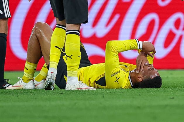 22.08.2026, Fußball, Borussia Dortmund - FC Bayern München, Signal Iduna Park, Saison 2026 2027: Felix Nmecha (BVB 08) liegt mit Schmerzen auf dem Spielfeld DFB regulations prohibit any use of photographs as image sequences and or quasi-video. Nordrhein-Westfalen Deutschland *** August 22, 2026, Soccer, Borussia Dortmund vs. FC Bayern Munich, Signal Iduna Park, 2026–2027 Season. Felix Nmecha of BVB 08 lies on the field in pain. DFB regulations prohibit any use of photographs as image sequences and or quasi-video. North Rhine-Westphalia, Germany