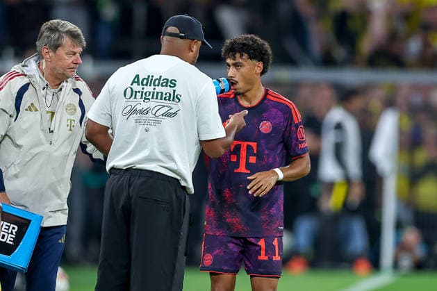 22.08.2026, Fußball, Borussia Dortmund - FC Bayern München, Signal Iduna Park, Saison 2026 2027: Torjubel nach dem Tor zum 1.0 durch Torschütze Nathaniel Brown (FC Bayern München 11) zusammen mit Cheftrainer Vincent Kompany (FC Bayern München hc) DFB regulations prohibit any use of photographs as image sequences and or quasi-video. Nordrhein-Westfalen Deutschland *** August 22, 2026, Soccer, Borussia Dortmund vs. FC Bayern Munich, Signal Iduna Park, 2026–2027 season: Goal celebration following the 1–0 goal scored by Nathaniel Brown of FC Bayern Munich No. 11, alongside head coach Vincent Kompany. FC Bayern Munich hc. DFB regulations prohibit any use of photographs as image sequences and or quasi-video. North Rhine-Westphalia, Germany