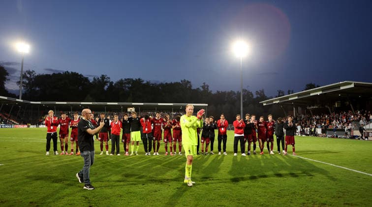 2026.08.22, Deutschland, Aspach Fußball SG Sonnenhof Großaspach vs. Arminia Bielefeld, Maximilian Reule (Großaspach, vorn) jubelt vor der Fankurve *** August 22, 2026, Germany, Aspach Soccer: SG Sonnenhof Großaspach vs. Arminia Bielefeld; Maximilian Reule of Großaspach celebrates in front of the fan section
