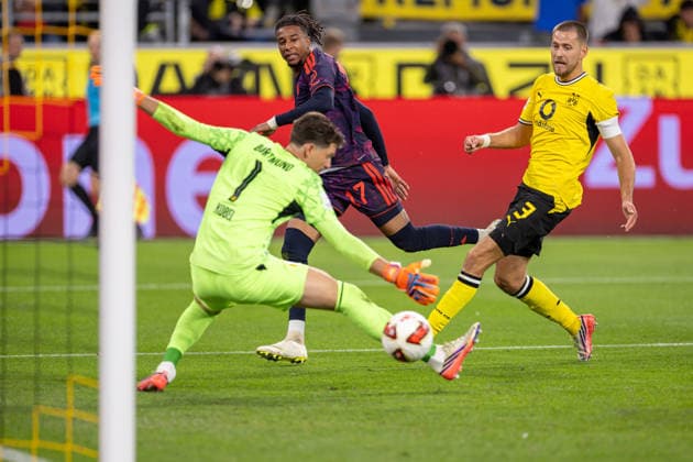 22.08.2026, Fussball, Franz Beckenbauer Supercup 2026, Borussia Dortmund - FC Bayern München. v. l. Torwart Gregor Kobel (Borussia Dortmund), Michael Olise (FC Bayern München) trifft zum 0:2, Waldemar Anton (Borussia Dortmund). Dortmund Signal Iduna Park NRW Deutschland xRHR-FOTO DEx *** August 22, 2026, Soccer, 2026 Franz Beckenbauer Super Cup, Borussia Dortmund vs. FC Bayern Munich; Goalkeeper Gregor Kobel (Borussia Dortmund), Michael Olise (FC Bayern Munich) scores to make it 0–2; Waldemar Anton (Borussia Dortmund), Dortmund, Signal Iduna Park, North Rhine-Westphalia, Germany xRHR PHOTO DEx Copyright: DennisxEwert RHR-FOTOx RHR-FOTO DE
