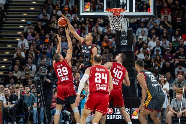 Basketball Hamburg 22.08.2026 Turkish Airlines Supercup 2026 Finale Deutschland (GER) - Kroatien (CRO) Oscar da Silva (Deutschland, No.01) Luka Bozic (Kroatien, No.29) *** Basketball Hamburg, August 22, 2026 Turkish Airlines Supercup 2026 Final: Germany (GER) vs. Croatia (CRO) Oscar da Silva (Germany, No. 01) Luka Bozic (Croatia, No. 29)