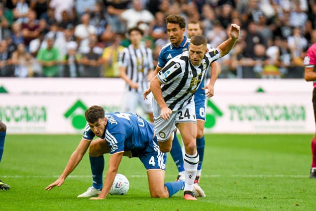 SOCCER - Serie A - Udinese Calcio vs. Como 1907 Photo by IPA ABACAPRESS.COM87700843 - Udinese s Jakub Piotrowski in action against Como s Jacobo Ramon during the Serie A soccer match between Udinese Calcio and Como 1907 in Udine, Italy, on August 22, 2026 Udine Italy  Copyright: xIPAxSport ABACAx