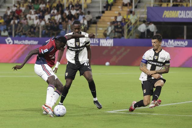 IPA87705943 - Paul Mendy of Cagliari Calcio battles for the ball with Enrico Delprato of Parma AC during the Parma Calcio vs. Cagliari Calcio game in the 2026-27 Enilive Serie A season at the Ennio Tardini Stadium in Parma (PR), Italy, on August 22, 2026.  Copyright: xDavidexCasentini IPAxSportx xx 87705943