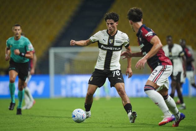 ParmaÕs Simone Lontani fights for the ball with CagliariÕs Ze Pedro during the Serie A soccer match between Parma and Cagliari at Ennio Tardini Stadium in Parma, North Italy, Saturday, August 22, 2026. Soccer  Copyright: xMassimoxPaolone LaPressex