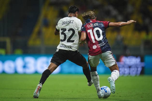 CagliariÕs Jacopo Fazzini fights for the ball with ParmaÕs Christian Ordonez during the Serie A soccer match between Parma and Cagliari at Ennio Tardini Stadium in Parma, North Italy, Saturday, August 22, 2026. Soccer  Copyright: xMassimoxPaolone LaPressex