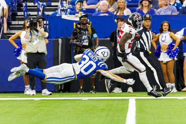 Aug 22, 2026; Indianapolis, Indiana, USA; Atlanta Falcons running back Tyler Goodson (25) runs with the ball for a touchdown as Indianapolis Colts safety Hunter Wohler (30) attempts to make diving tackle at Lucas Oil Stadium. Mandatory Credit: -Cal Media NFL, American Football Herren, USA 2026: Falcons Vs Colts AUG 22  - ZUMAc04_ 20260822_zma_c04_007 Copyright: xJohnxMersitsx