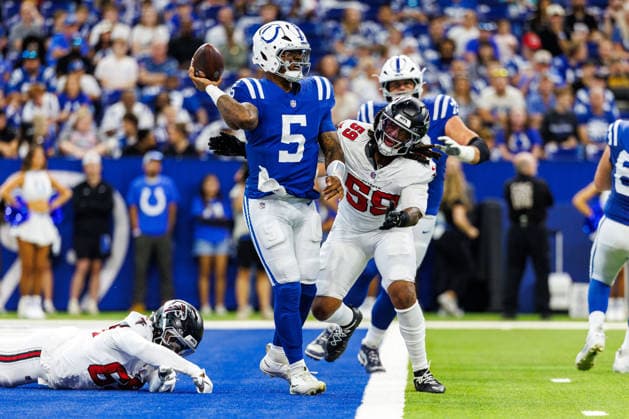 Aug 22, 2026; Indianapolis, Indiana, USA; Indianapolis Colts quarterback Anthony Richardson (5) passes the ball as Atlanta Falcons defensive lineman Keshawn Banks (59) pursues during NFL, American Football Herren, USA game action at Lucas Oil Stadium. Mandatory Credit: -Cal Media Indianapolis USA - ZUMAc04_ 20260822_zma_c04_017 Copyright: xJohnxMersitsx
