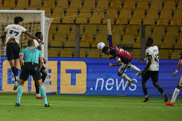 August 22, 2026, Parma: Header of Cagliari™s Alessandro Deiola during the italian soccer Serie A match between Parma Calcio 1913 vs Cagliari Calcio on aug 22, 2026 at the Stadio Ennio Tardini in Parma, Italy. ANSA Soccer: Serie A; Parma Vs Cagliari  - ZUMAa110 20260822_zaf_a110_096 Copyright: xLorenzoxCattanix