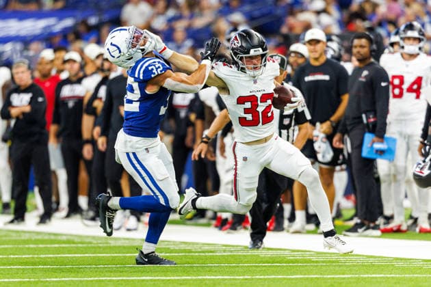 Aug 22, 2026; Indianapolis, Indiana, USA; Atlanta Falcons running back Cash Jones (32) stiff arms Indianapolis Colts safety Daniel Scott (32) during NFL, American Football Herren, USA game action at Lucas Oil Stadium. Mandatory Credit: -Cal Media NFL 2026: Falcons Vs Colts AUG 22  - ZUMAc04_ 20260822_zma_c04_023 Copyright: xJohnxMersitsx