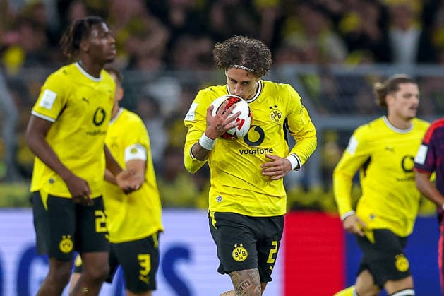 22.08.2026, Fußball, Borussia Dortmund - FC Bayern München, Signal Iduna Park, Saison 2026 2027: Torjubel nach dem Tor zum 1:2 durch Torschütze Fabio Silva (BVB 21) DFB regulations prohibit any use of photographs as image sequences and or quasi-video. Nordrhein-Westfalen Deutschland *** August 22, 2026, Soccer, Borussia Dortmund vs. FC Bayern Munich, Signal Iduna Park, 2026–2027 season. Goal celebration following the goal that made the score 1–2, scored by Fabio Silva (BVB 21). DFB regulations prohibit any use of photographs as image sequences and or quasi-video. North Rhine-Westphalia, Germany