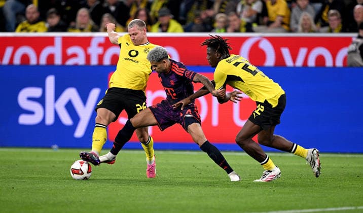 Fussball Supercup Saison 2026 2027 22.08.2026 Borussia Dortmund - FC Bayern Muenchen Julian Ryerson (li, Borussia Dortmund) gegen Luis Diaz (mi, FC Bayern Muenchen) gegen Joane Gadou (re, Borussia Dortmund) *** Soccer Super Cup, 2026–2027 Season, August 22, 2026: Borussia Dortmund vs. FC Bayern Munich; Julian Ryerson (left), Borussia Dortmund vs. Luis Diaz (center), FC Bayern Munich vs. Joane Gadou (right), Borussia Dortmund