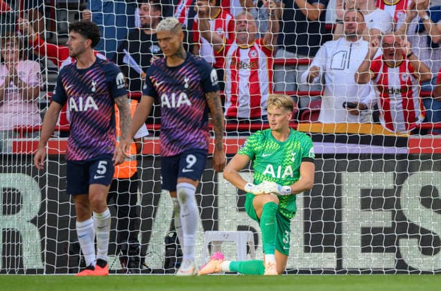 22 August 2026 - Brentford v Tottenham Hotspur - Premier League - GTech Stadium - London. Brentford v Tottenham Hotspur - Premier League - GTech Stadium - London. Antonin Kinsky and fellow Spurs players dejected after they concede the 3rd goal. Picture : Mark Pain LONDON England  Copyright: xMarkxPainx