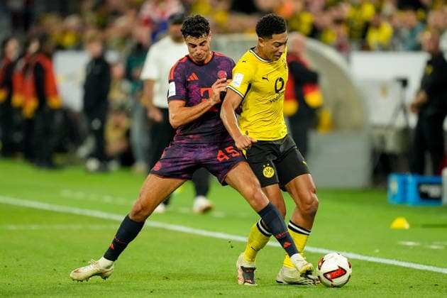 Aleksandar Pavlovic (FC Bayern Muenchen) und Jobe Bellingham (Borussia Dortmund) battle for the ball during the Franz Beckenbauer Supercup match between Borussia Dortmund and FC Bayern Muenchen at Signal Iduna Park on August 22, 2026 in Dortmund, Germany. (Photo by Alex Gottschalk DeFodi Images) - *** Aleksandar Pavlovic of FC Bayern Munich and Jobe Bellingham of Borussia Dortmund battle for the ball during the Franz Beckenbauer Super Cup match between Borussia Dortmund and FC Bayern Munich at Signal Iduna Park on August 22, 2026, in Dortmund, Germany. Photo by Alex Gottschalk, DeFodi Images