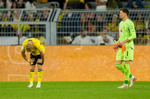 Daniel Svensson (Borussia Dortmund) und Torhueter Gregor Kobel (Borussia Dortmund) look disappointed, dejected, frustrated after the defeat during the Franz Beckenbauer Supercup match between Borussia Dortmund and FC Bayern Muenchen at Signal Iduna Park on August 22, 2026 in Dortmund, Germany. (Photo by Alex Gottschalk DeFodi Images) - *** Daniel Svensson of Borussia Dortmund and goalkeeper Gregor Kobel of Borussia Dortmund look disappointed, dejected, and frustrated after the loss in the Franz Beckenbauer Super Cup match between Borussia Dortmund and FC Bayern Munich at Signal Iduna Park on August 22, 2026, in Dortmund, Germany. Photo by Alex Gottschalk, DeFodi Images
