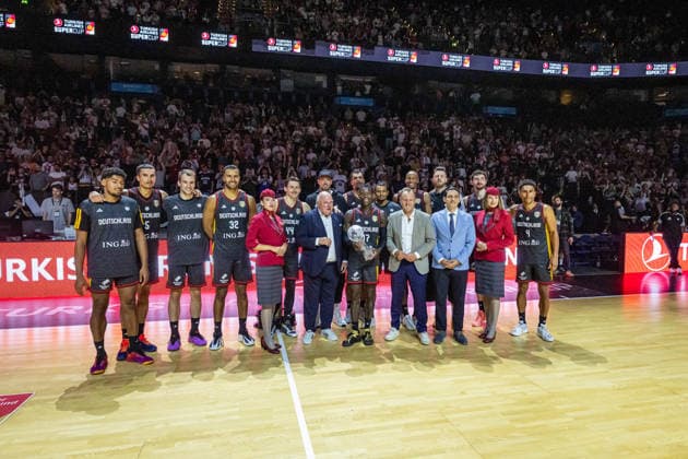 Basketball Hamburg 22.08.2026 Turkish Airlines Supercup 2026 Finale Deutschland (GER) - Kroatien (CRO) Deutschland gewinnt den Supercup Siegerehrung Dennis Schröder Schroeder (Deutschland, No.17) Schröder Schroder *** Basketball Hamburg, August 22, 2026 Turkish Airlines Supercup 2026 Final Germany (GER) vs. Croatia (CRO) Germany wins the Supercup Award Ceremony Dennis Schröder (Schroeder), Germany, No. 17 Schröder (Schroder)