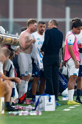 Genoa CFC v SSC Napoli - Serie A Enilive Massimiliano Allegri Head Coach of SSC Napoli gives instructions to Kevin De Bruyne during the Serie A Enilive match between Genoa CFC and SSC Napoli at Luigi Ferraris Stadium on August 22, 2026 in Genoa, Italy Genoa Luigi Ferraris Stadium Liguria Italy Copyright: xGiuseppexMaffiax 260822SerieA_Genoa-Napoli_GM_09459