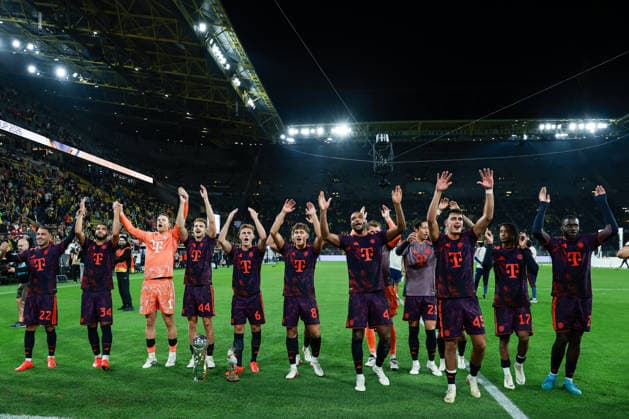 Franz Beckenbauer Supercup 2026 - Borussia Dortmund - FC Bayern München am 22.08.2026 im Signal Iduna Park in Dortmund, Die Spieler vom FC Bayern München jubeln mit den Fans nach dem Sieg. *** Franz Beckenbauer Super Cup 2026: Borussia Dortmund vs. FC Bayern Munich on August 22, 2026, at Signal Iduna Park in Dortmund. The FC Bayern Munich players celebrate with the fans after their victory. MH