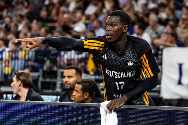 22.08.2026, GER, Turkish Airlines Supercup 2026, Hamburg, Finale, Deutschland-Kroatien Dennis Schroeder ( 17 Deutschland) gibt Handzeichen Hamburg Barclays Arena Hamburg Deutschland *** August 22, 2026, GER, Turkish Airlines Super Cup 2026, Hamburg, Final, Germany vs. Croatia, Dennis Schröder 17, Germany gives a hand signal, Hamburg Barclays Arena, Hamburg, Germany