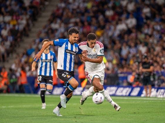 ESP: LaLiga EA Sports RCD Espanyol de Barcelona v Real Madrid Alex Calatrava of Espanyol and Jude Bellingham of Real Madrid during LaLiga EA Sports match between RCDE Espanyol de Barcelona v Real Madrid played at RCDE Stadium, Cornella de Llobregat, Barcelona on August 22 2026 in Spain Spain Soccer *** ESP LaLiga EA Sports RCD Espanyol de Barcelona vs. Real Madrid: Alex Calatrava of Espanyol and Jude Bellingham of Real Madrid during the LaLiga EA Sports match between RCDE Espanyol de Barcelona and Real Madrid, played at RCDE Stadium, Cornellà de Llobregat, Barcelona, on August 22, 2026, in Spain. Spanish Soccer Copyright: xAgenciaxLOFx
