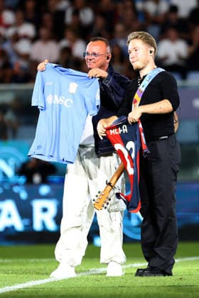 Foto IPP ACGE Genova 22 08 2026 Calcio Campionato Serie A 2026 2027 Genoa-Napoli nella foto i cantanti Gigi D’alessio - tifoso del Napoli e Alfa (Andrea De Filippi) tifoso del Genoa cantanto insieme per suggellare il gemellaggio tra le due tifoserie Italy Photo Press World Copyright Genova italy Italia ITALY  Copyright: xR4924_italyphotopressx