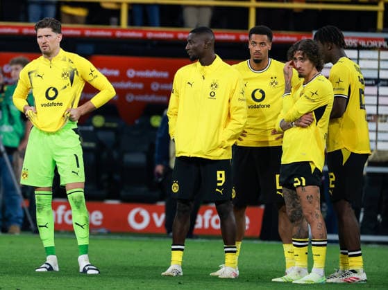 Franz Beckenbauer Supercup 2026 - Borussia Dortmund - FC Bayern München am 22.08.2026 im Signal Iduna Park in Dortmund, Die Spieler um Torwart Gregor Kobel (Dortmund 1) Schauen nach dem Spiel enttäuscht. *** 2026 Franz Beckenbauer Super Cup: Borussia Dortmund vs. FC Bayern Munich on August 22, 2026, at Signal Iduna Park in Dortmund. The Dortmund players, led by goalkeeper Gregor Kobel (No. 1), look disappointed after the game. MH