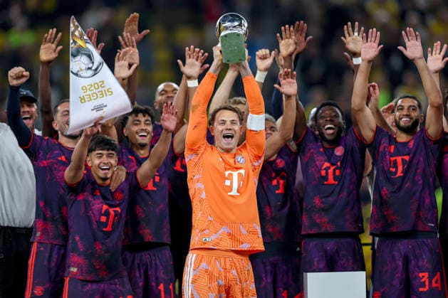 22.08.2026, Fußball, Borussia Dortmund - FC Bayern München, Signal Iduna Park, Saison 2026 2027: Torwart Manuel Neuer (FC Bayern München 01) hebt den Pokal empor DFB regulations prohibit any use of photographs as image sequences and or quasi-video. Nordrhein-Westfalen Deutschland *** August 22, 2026, Soccer, Borussia Dortmund vs. FC Bayern Munich, Signal Iduna Park, 2026–2027 Season: Goalkeeper Manuel Neuer of FC Bayern Munich 01 lifts the trophy. DFB regulations prohibit any use of photographs as image sequences and or quasi-video. North Rhine-Westphalia, Germany