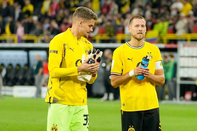 Torhueter Alexander Meyer (Borussia Dortmund) und Waldemar Anton (Borussia Dortmund) look disappointed, dejected, frustrated after the defeat during the Franz Beckenbauer Supercup match between Borussia Dortmund and FC Bayern Muenchen at Signal Iduna Park on August 22, 2026 in Dortmund, Germany. (Photo by Alex Gottschalk DeFodi Images) - *** Goalkeeper Alexander Meyer of Borussia Dortmund and Waldemar Anton of Borussia Dortmund look disappointed, dejected, and frustrated after the loss in the Franz Beckenbauer Super Cup match between Borussia Dortmund and FC Bayern Munich at Signal Iduna Park on August 22, 2026, in Dortmund, Germany. Photo by Alex Gottschalk, DeFodi Images