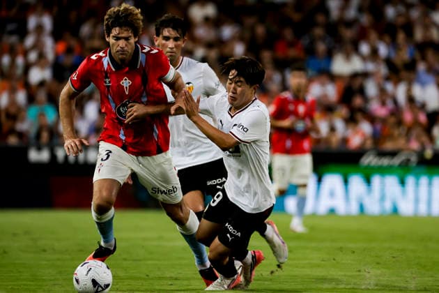 Valencia CF v RC Celta de Vigo - LaLiga EA Sports 2026 27 M. Alonso of Celta de Vigo and Rynousuke Sato of Valencia CF during a LaLiga match at Mestalla Stadium in Valencia, on August 22, 2026. Valencia Spain  Copyright: xJosexMiguelxFernandezx originalFilename:fernandezdevelascosanz-valencia260822_np9Z1.jpg