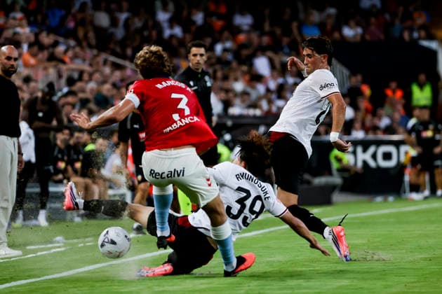 Valencia CF v RC Celta de Vigo - LaLiga EA Sports 2026 27 M. Alonso of Celta de Vigo and Rynosuke Sato of Valencia CF during a LaLiga match at Mestalla Stadium in Valencia, on August 22, 2026. Valencia Spain  Copyright: xJosexMiguelxFernandezx originalFilename:fernandezdevelascosanz-valencia260822_npXeU.jpg