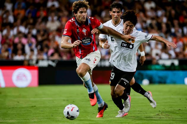 Valencia CF v RC Celta de Vigo - LaLiga EA Sports 2026 27 M. Alonso of Celta de Vigo and Rynousuke Sato of Valencia CF during a LaLiga match at Mestalla Stadium in Valencia, on August 22, 2026. Valencia Spain  Copyright: xJosexMiguelxFernandezx originalFilename:fernandezdevelascosanz-valencia260822_np21a.jpg