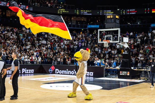 22.08.2026, GER, Turkish Airlines Supercup 2026, Hamburg, Finale, Deutschland-Kroatien DBB-Maskottchen Arnold mit der Deutschlandflagge Hamburg Barclays Arena Hamburg Deutschland *** August 22, 2026, GER, Turkish Airlines Super Cup 2026, Hamburg, Final, Germany vs. Croatia, DBB mascot Arnold holding the German flag, Hamburg Barclays Arena, Hamburg, Germany
