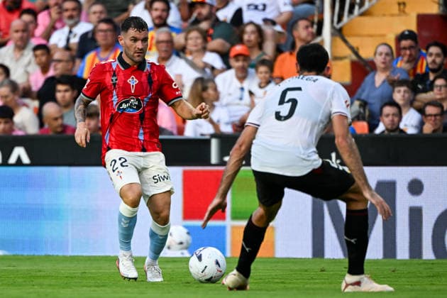 Valencia CF v RC Celta de Vigo - LaLiga EA Sports 2026 27 Javi Galan (No. 22) of Celta Vigo nutmegs an opponent during the LaLiga regular season Round 2 match against Valencia at Mestalla on August 22, 2026 in Valencia, Valencia, Spain. Soccer, Football, LaLiga, Valencia, Celta Vigo, Mestalla, Spain, 2026-2027, regular season, Round 2, Javi Galan valencia Valencia Spain  Copyright: xShengxChengx originalFilename:cheng-laliga2v260822_npXds.jpg
