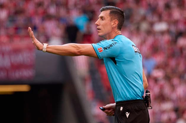 Athletic Club de Bilbao v Sevilla FC - LaLiga EA Sports 2026 27 BILBAO, SPAIN - AUGUST 22: Referee Cesar Soto gives instructions during the LaLiga EA Sports 2026 27 match between Athletic Club de Bilbao and Sevilla FC at Estadio de San Mames on August 22, 2026 in Bilbao, Spain. (Photo by Marcos Calvo Photo Players Images Magara Press) Bilbao Estadio San Mames Spain Copyright: xMarcosxCalvox