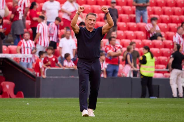 Athletic Club de Bilbao v Sevilla FC - LaLiga EA Sports 2026 27 BILBAO, SPAIN - AUGUST 22: Luis Garcia Plaza Head Coach of Sevilla waves to the crowd after the LaLiga EA Sports 2026 27 match between Athletic Club de Bilbao and Sevilla FC at Estadio de San Mames on August 22, 2026 in Bilbao, Spain. (Photo by Marcos Calvo Photo Players Images Magara Press) Bilbao Estadio San Mames Spain Copyright: xMarcosxCalvox