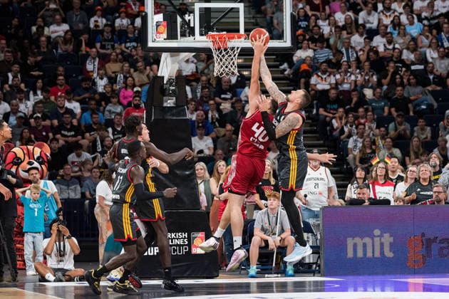 Basketball, Turkish Airlines Supercup 2026, Türkei - Kroatien, Barclays Arena (Hamburg), 22.08.2026, Finale Ivica Zubac ( 40, KROATIEN, Center, Indiana Pacers) und Daniel Theis ( 10, DEUTSCHLAND, Forward Center, Maccabi Tel Aviv) kämpfen um den Rebound *** Basketball, Turkish Airlines Super Cup 2026, Turkey vs. Croatia, Barclays Arena Hamburg, August 22, 2026, In the final, Ivica Zubac (40), CROATIA, center, Indiana Pacers, and Daniel Theis (10), GERMANY, forward center, Maccabi Tel Aviv, battle for the rebound