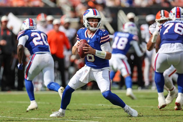 CLEVELAND, OH - AUGUST 22: Buffalo Bills quarterback Shane Buechele (6) looks to pass during the fourth quarter of the National Football League preseason game between the Buffalo Bills and Cleveland Browns on August 22, 2026, at Huntington Bank Field in Cleveland, OH. (Photo by Frank Jansky Icon Sportswire) NFL, American Football Herren, USA AUG 22 Bills at Browns EDITORIAL USE ONLY Icon260822031
