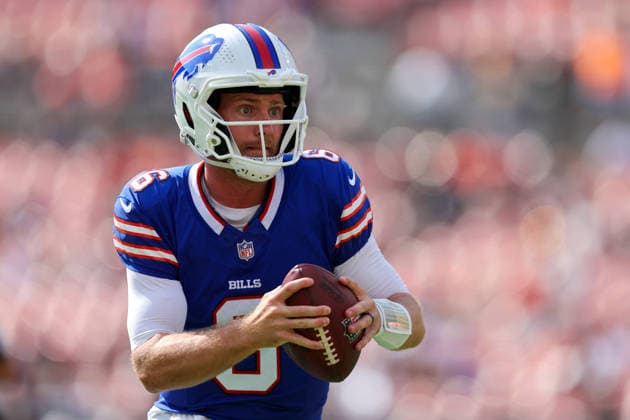 CLEVELAND, OH - AUGUST 22: Buffalo Bills quarterback Shane Buechele (6) carries for a 5-yard touchdown during the fourth quarter of the National Football League preseason game between the Buffalo Bills and Cleveland Browns on August 22, 2026, at Huntington Bank Field in Cleveland, OH. (Photo by Frank Jansky Icon Sportswire) NFL, American Football Herren, USA AUG 22 Bills at Browns EDITORIAL USE ONLY Icon260822035
