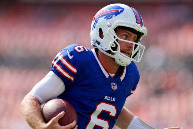 CLEVELAND, OH - AUGUST 22: Buffalo Bills quarterback Shane Buechele (6) carries for a 5-yard touchdown during the fourth quarter of the National Football League preseason game between the Buffalo Bills and Cleveland Browns on August 22, 2026, at Huntington Bank Field in Cleveland, OH. (Photo by Frank Jansky Icon Sportswire) NFL, American Football Herren, USA AUG 22 Bills at Browns EDITORIAL USE ONLY Icon260822036