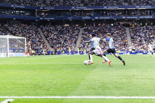 BARCELONA, SPAIN - AUGUST 22: General view inside the stadium of Vinicius Junior of Real Madrid (L) running with the ball under pressure from Pol Lozano of Espanyol (R) during the LaLiga EA Sports football match between Espanyol and Real Madrid at Estadio RCDE on August 22, 2026 in Barcelona, Spain. (Photo by Ricardo Nogueira Sports Press Photo)  Copyright: xRicardoxNogueira SportsxPressxPhotox Sportspressphoto_SPR212899