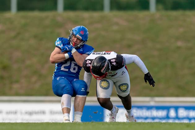 Benedikt Schulz (Allgaeu Comets, TE, 26) weicht Benewei Agwe Tayong (LB, Duesseldorf Panther, 44) aus GER, Allgaeu Comets vs Duesseldorf Panther, American Football, GFL, Saison 2026, Week 16, 22.08.2026 GER, Allgaeu Comets vs Duesseldorf Panther, American Football, GFL, Saison 2026, Week 16, 22.08.2026 Kempten *** Benedikt Schulz, Allgäu Comets, TE, 26, avoids Benewei Agwe Tayong, LB, Düsseldorf Panthers, 44, GER, Allgäu Comets vs. Düsseldorf Panthers, American Football, GFL, 2026 Season, Week 16, August 22, 2026 GER, Allgäu Comets vs. Düsseldorf Panthers, American Football, GFL, 2026 Season, Week 16, August 22, 2026 Kempten Copyright: xEibner-Pressefoto FlorianxWolfx EP_FWF