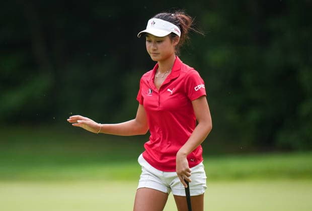 August 22, 2026, Edmonton, Ab, CANADA: Aphrodite Deng, of Canada, acknowledges applause from the crowd after making par on the 16th hole during the third round at the LPGA, Golf Damen CPKC Canadian Women s Open golf tournament, in Edmonton, on Saturday, Aug. 22, 2026. Canada News - August 22, 2026  - ZUMAc35_ 20260822_zaf_c35_088 Copyright: xDarrylxDyckx