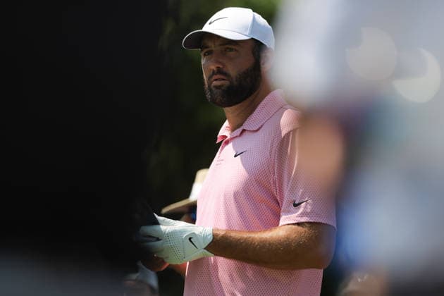 August 22, 2026, U.S.: Scottie Scheffler reviews his yardage book before a tee shot at the BMW Championship on August 22, 2026 at Bellerive Country Club in St. Louis, Missouri. U.S. - ZUMAn332 20260822_zsp_n332_049 Copyright: xTaylorxNickersonx