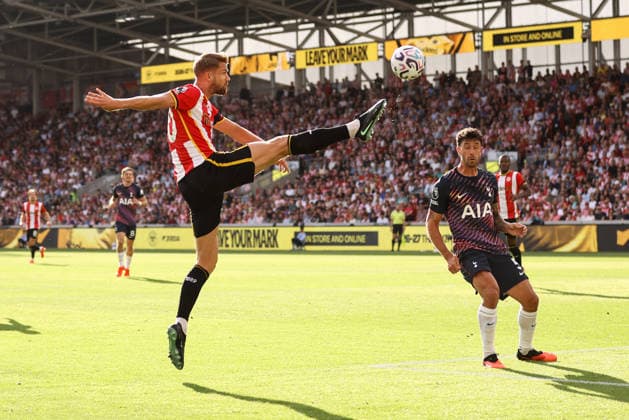 Brentford v Tottenham Hotspur 22 August 2026, London - Premier League Football - Brentford v Tottenham Hotspur - Kristoffer Ajer of Brentford - Photo: Jacques Feeney Offside. London UK *** Brentford gegen Tottenham Hotspur, 22. August 2026, London, Premier League, Fußball, Brentford gegen Tottenham Hotspur, Kristoffer Ajer von Brentford, Foto: Jacques Feeney, Abseits, London, Großbritannien  Copyright: xJacquesxFeeneyx xOffsidexOffside
