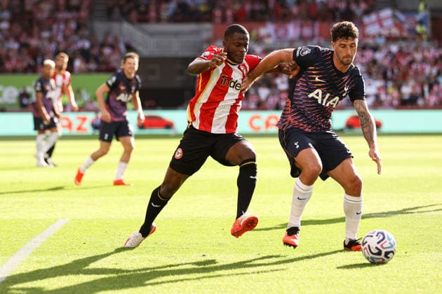 Brentford v Tottenham Hotspur 22 August 2026, London - Premier League Football - Brentford v Tottenham Hotspur - Dango Ouattara of Brentford and Marcos Senesi of Tottenham Hotspur - Photo: Jacques Feeney Offside. London UK *** Brentford gegen Tottenham Hotspur, 22. August 2026, London, Premier League, Fußball: Brentford gegen Tottenham Hotspur – Dango Ouattara von Brentford und Marcos Senesi von Tottenham Hotspur. Foto: Jacques Feeney, Offside, London, Großbritannien  Copyright: xJacquesxFeeneyx xOffsidexOffside