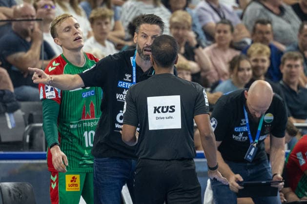 Bennet Wiegert (SC Magdeburg, Head Coach) talks to the referee, SC Magdeburg vs. Füchse Berlin, Handball, HBL, REXEL SUPER CUP, 2026, 22.08.2026 Munich SAP Garden Germany Copyright: xPFA BjörnxKeckerx