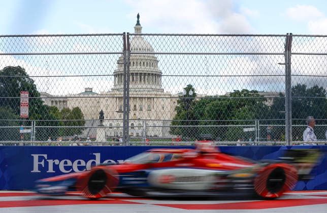 August 22, 2026: Rinus Veekay, driver of the 76 Juncos Hollinger Racing Chevrolet drives during qualifying for the NTT IndyCar, Indy Car, IRL, USA Series Freedom 250 on August 22, 2026 on the streets of Washington, DC. CSM Washington Dc USA - ZUMAc04_ 20260822_zma_c04_258 Copyright: xJustinxCooperx